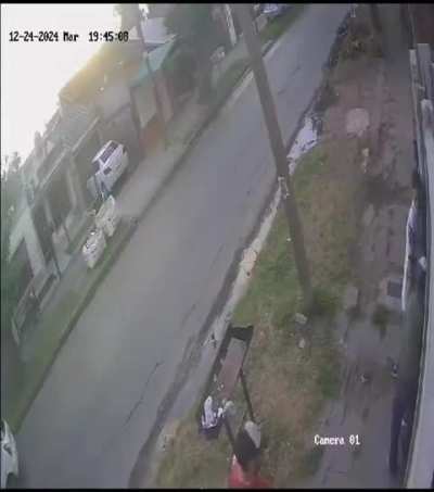 Merlo: Un joven estaba siendo asaltado cuando ingresaba a su domicilio y su firulais se encargó de los delincuentes