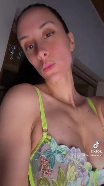 Kiss me through the phone 😘