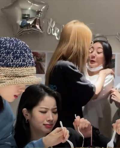 Jihyo panics when Sana tried to kiss her (ft. TWICE)