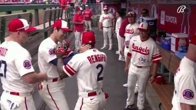 [Highlight] Shohei Ohtani accidentally hits teammate Luis Rengifo in the dugout then they laugh it off.