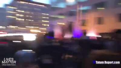 Manifestação do Black lives matter agredindo covardemente. Oque será que ia dar se fosse um negro agredido?