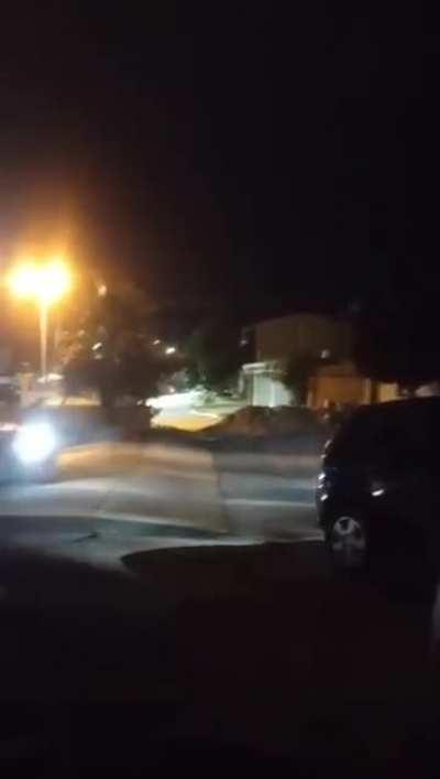 Pibes se juntan a ver como se morfan el lomo de burro