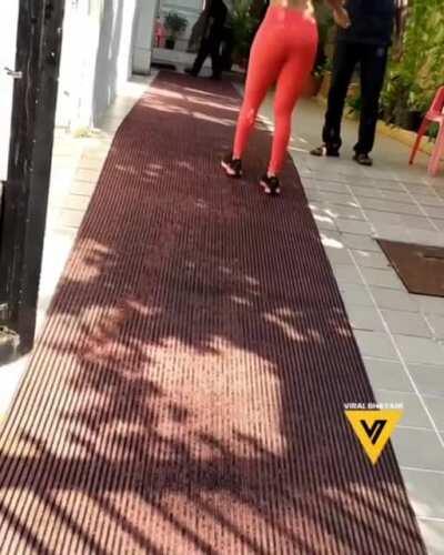 Sexy Malaika’s juicy 🍑🍑in ❤️🖤tight pants 💋👅😍😍😍