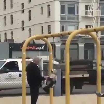 apenas um idoso brincando com o cachorro no balanço peepoCozy