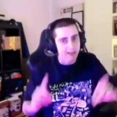 Los pibes en el nuevo video de town siendo funado