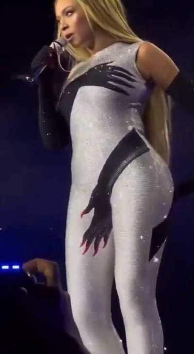 Performing at MetLife stadium during the Renaissance Tour (2023)