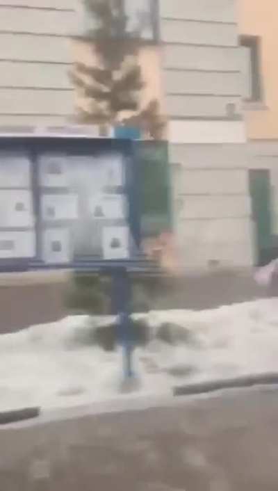 Çıplak kadın tarafından kovalanan polis