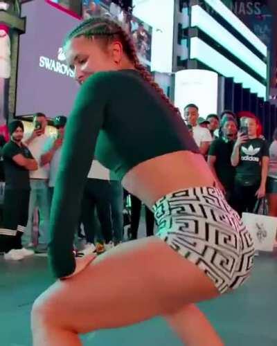 Dis woman single handily thought hella women how to twerk and opened a twerk class with no ass respect 👏🏾💯