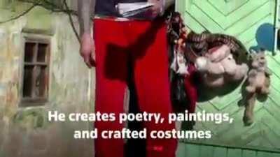 Агентство Reuters продолжает знакомить мир с рядовыми россиянами. Это Владимир Ильич. 74 года, полет нормальный. Пишет стихи, картины. Модельер. Подруга жизни - коза Маруся. Секрет счастья - 60 тату.