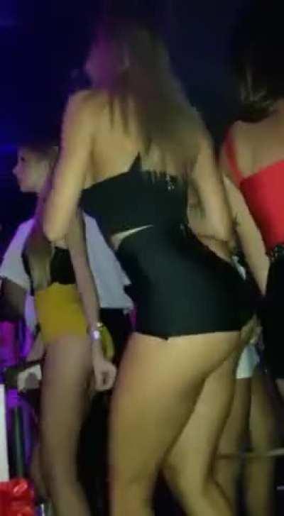 Perfect 10 Shaking Her Perfect 10 Ass