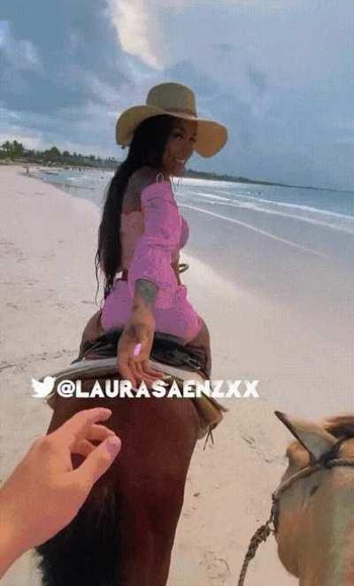 🧡💛💚 DIFFERENT SHADES OF LAURA SAENZ 💙🤎❤️