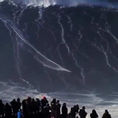 🔥 Surfing a huge wave 🔥