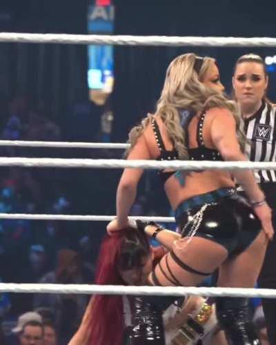 Liv Taunting 👋 🍑