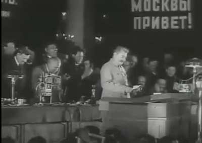 ‏אני לא צוחק, הוא הפך את עצמו למלפפון חמוץ. הוא קורא לעצמו ריק המלפפון החמוץ! החרא הכי מצחיק שראיתי