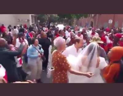 I love this side of South Africa 😅. Protestors, suspended their protest for a few minutes to sing and celebrate the wedding of a couple who stumbled upon them on their way to sign at home affairs.