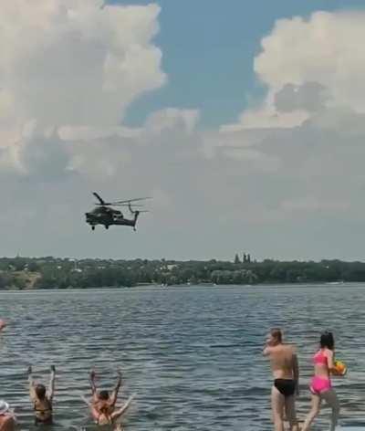 ru pov: Russian pilots put on a small show on the beaches of Donetsk