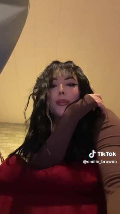 Wish this baddie had a twitter, we can try to convince her tho 