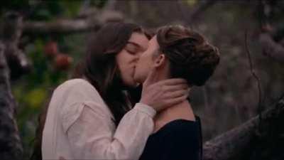 Hailee Steinfeld & Ella Hunt