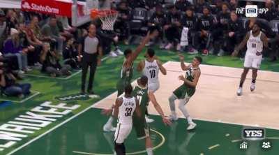 [Highlight] Ben Simmons grabs his back after driving into Giannis