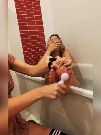 Playtime in the bath - today we learnt her vibrator is an excellent tickle tool! (OC) (F20 F28) 