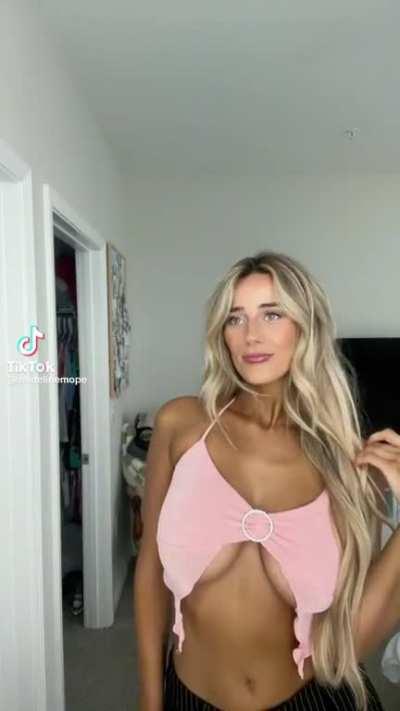 @hadelinemope jokes about her tits (sound on)