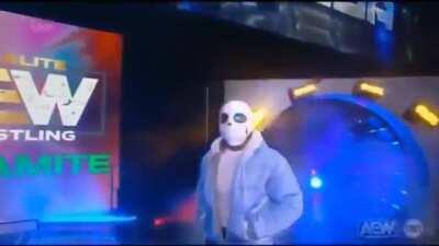 Remember that one wrestler who cosplayed sans?