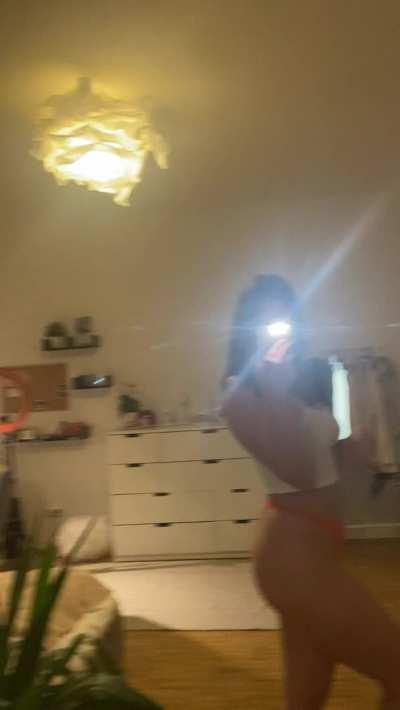 Hi to the 4 horny guys who will see this 🍑