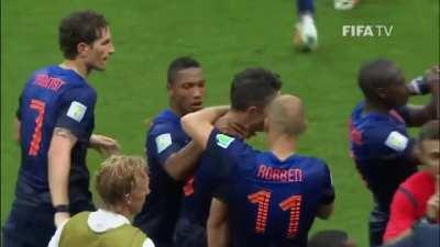 10 anos atrás, Robin van Persie anotava esse golaço de cabeça contra a Espanha