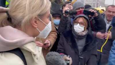 In Moscow today, at mass protests against arrest of Russian opposition leader Alexei Navalny, one of his allies and anti-corruption lawyer Lyubov Sobol gets arrested for simply giving an interview to TV stations