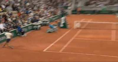 Alcaraz covers the whole width of the court to break back in the fifth