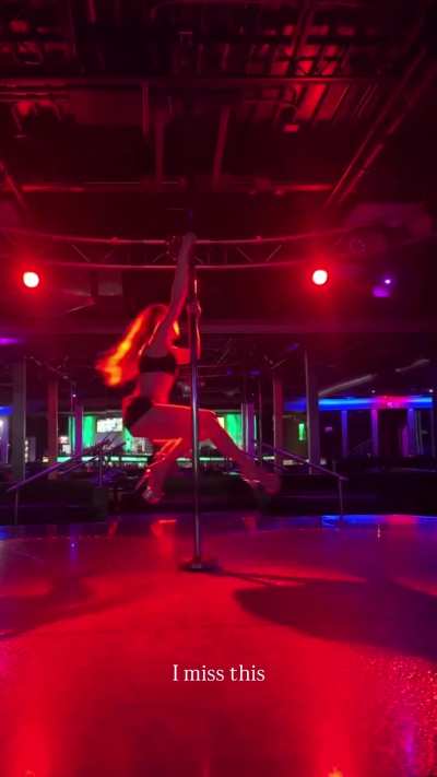 Madelaine Petsch,  Pole Dance