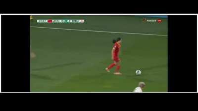 Am I witnessing what the lineswoman & referee not see? it's a clear foul no?