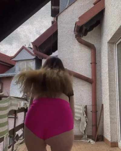 I professionally hypnotize with my buttocks