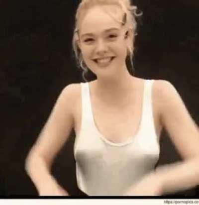 Elle Fanning is such an absolute babe. 🥰