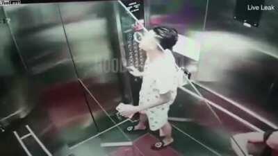 To transport glass in an elevator