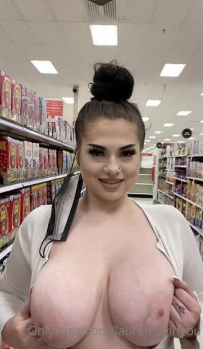 She's a handful 🤗