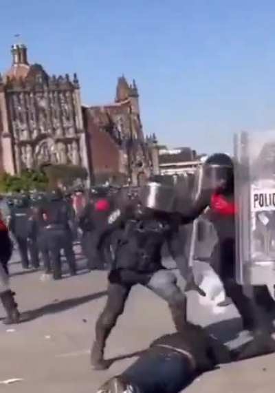 A los narcos abrazos y al Pueblo ?