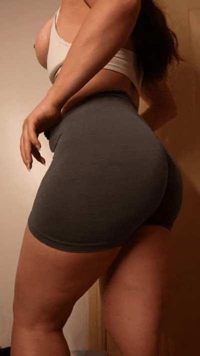 My personal trainer has banned bras and panties for our training sessions 😍