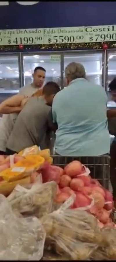 [Córdoba] Varias personas en un supermercado peleándose por un pedazo de carne en oferta