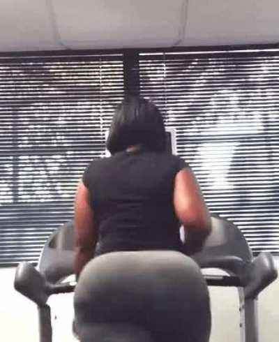 I just want to taste my mom sexy ass when she on that treadmill