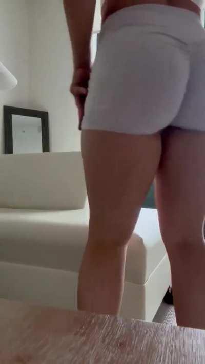 move that fat ass 🍑🔥
