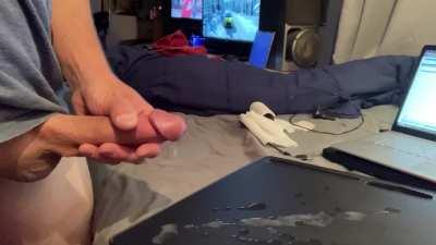 You always want to be prepared for quick cleanup when you cum this much 🤤