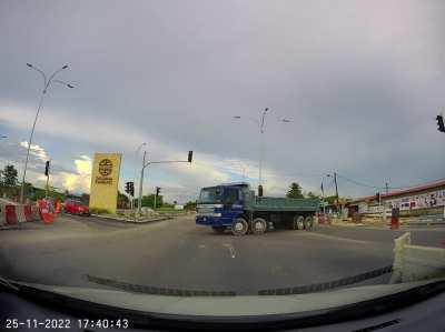 Both lorry want to make a u-turn.