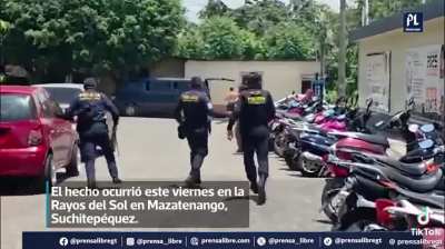 Guatemalan police surround and disarm machete welding man