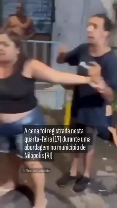 PM é flagrado agredindo idosa com fuzil em bar no RJ