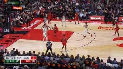 [Highlight] Scottie Barnes bullies Giannis in the paint!