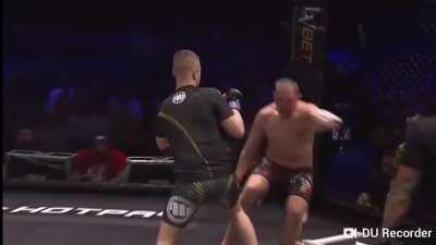 My friend sent me this mma fight and I suffer every time I see this.