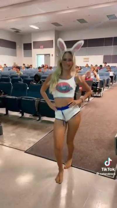 Girl thinks she's the main character of her college lecture.