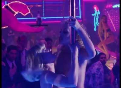 Elizabeth Berkley grinding her bare pussy lips on Rena Riffel's leg in Showgirls