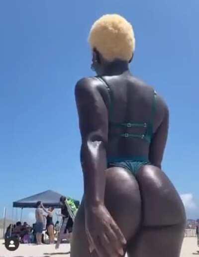 My god, I bet it’s soft asf hitting it from the back🤤🤤